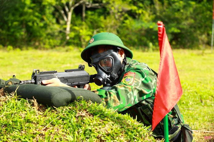Qua từng bài bắn, cán bộ, chiến sĩ được rèn luyện sự bình tĩnh, khả năng làm chủ vũ khí và tác phong xử lý nhiệm vụ trong điều kiện sát thực tế. Những trải nghiệm trên thao trường tiếp tục bồi đắp bản lĩnh, ý chí và tinh thần trách nhiệm của người lính biên phòng, sẵn sàng nhận và hoàn thành nhiệm vụ trong mọi tình huống.