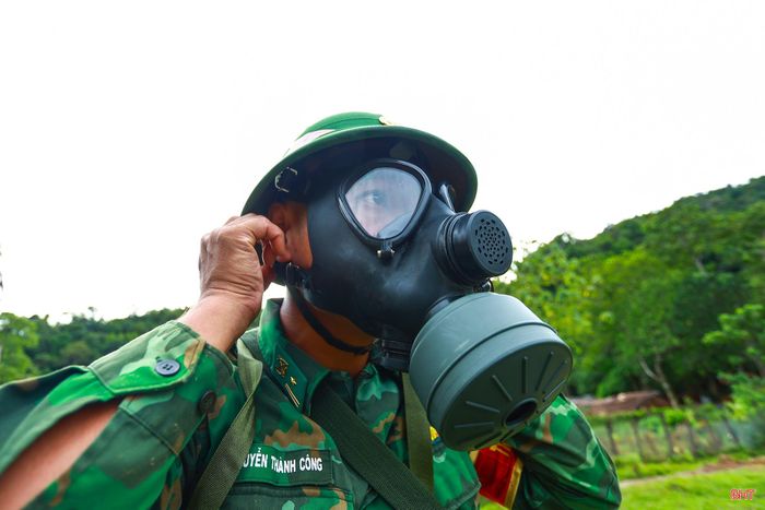 Những thao tác đeo mặt nạ phòng độc được thực hiện thuần thục, nhanh gọn. Đây là một trong những yêu cầu bắt buộc nhằm bảo đảm an toàn và rèn luyện khả năng sẵn sàng xử lý các tình huống trong điều kiện tác chiến.