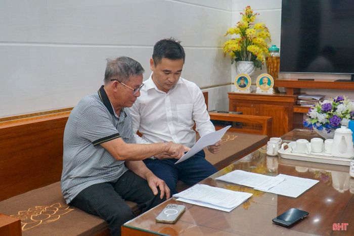 Ông Hoàng Văn Trường cung cấp hồ sơ, tài liệu và trao đổi với phóng viên Báo và phát thanh, truyền hình Hà Tĩnh về vụ tranh chấp kéo dài hơn 20 năm.