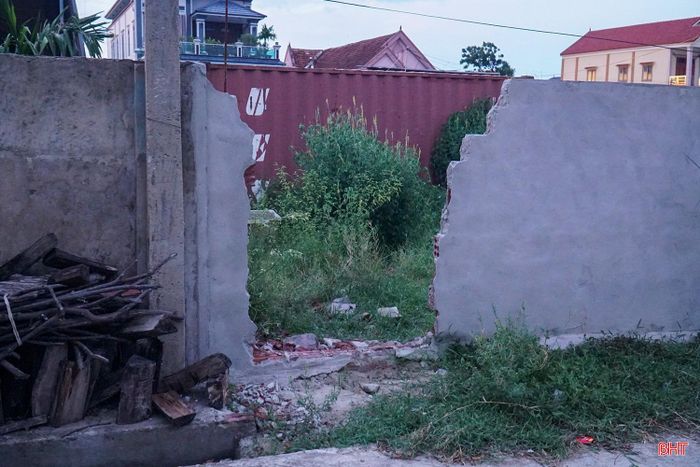 Hiện trạng đoạn tường rào trên thửa đất của gia đình ông Hoàng Văn Trường sau khi bị đập phá