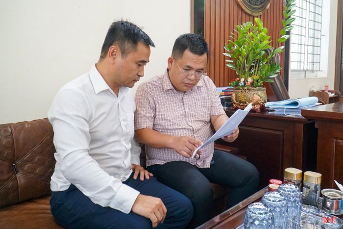 Đại diện UBND xã Cổ Đạm trao đổi với phóng viên về quá trình giải quyết vụ việc.