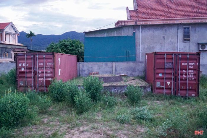 Hai container được gia đình ông Hoàng Văn Trường thuê đặt tại khu đất.