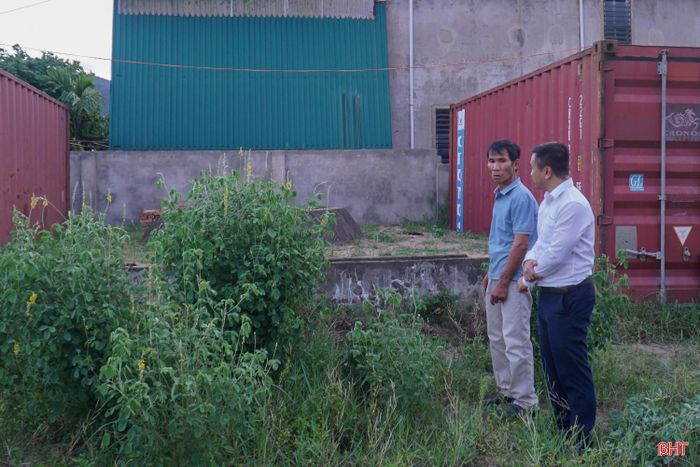 Ông Hoàng Văn Bé, đại diện dòng họ có phần mộ trên thửa đất, trao đổi với phóng viên về vụ việc.
