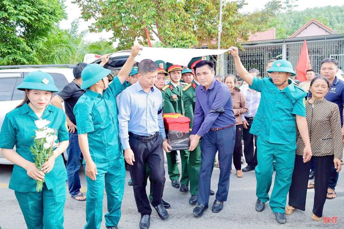 Lãnh đạo địa phương, lực lượng vũ trang, thân nhân liệt sĩ và đông đảo người dân xã Sơn Tây tiễn đưa hài cốt liệt sĩ Nguyễn Trọng Thắng về an nghỉ tại Nghĩa trang Liệt sĩ Nầm.