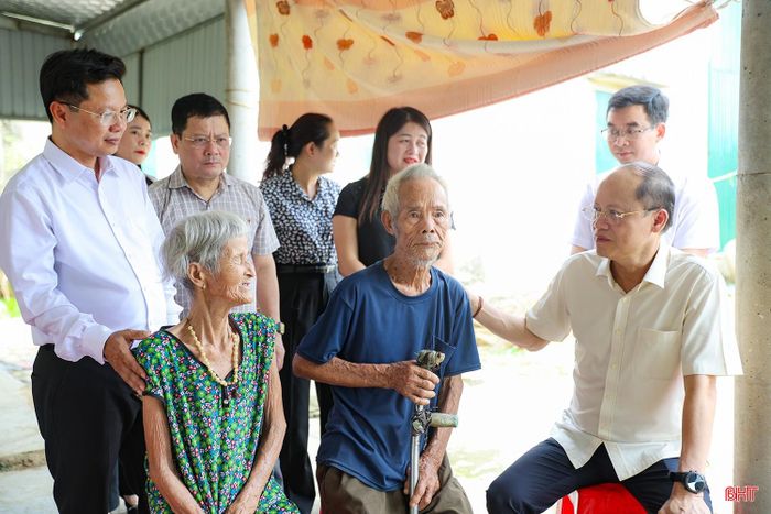 Phó Bí thư Thường trực Tỉnh ủy Nguyễn Hồng Lĩnh cũng đã tới thăm, tặng quà ông Lê Quang Phì (SN 1948, trú tại thôn Vĩnh Phú, xã Cẩm Xuyên) là thương binh 2/4. Ông Lê Quang Phì nhập ngũ tháng 8/1967, bị thương tháng 12/1967 tại chiến trường Đường 9 Quảng Trị.