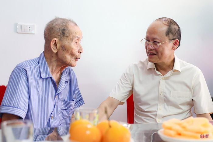 Đồng chí Nguyễn Hồng Lĩnh và đoàn công tác đã tới thăm, tặng quà ông Lê Quang A (SN 1924, trú tại thôn Hồng Tiến, xã Cẩm Xuyên). Ông Lê Quang A là cán bộ tiền khởi nghĩa, tham gia cách mạng vào tháng 3/1945.