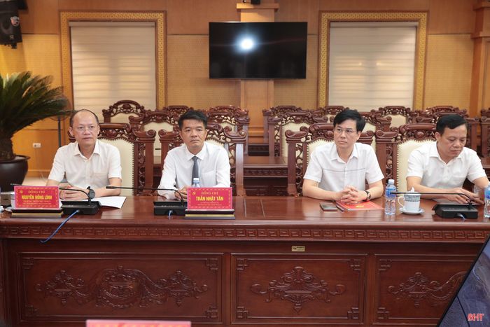 Đồng chí Nguyễn Hồng Lĩnh – Phó Bí thư Thường trực Tỉnh ủy, Chủ tịch HĐND tỉnh và đồng chí Trần Nhật Tân – Ủy viên BTV Tỉnh ủy, Trưởng ban Nội chính Tỉnh ủy dự lễ ký kết quy chế phối hợp.