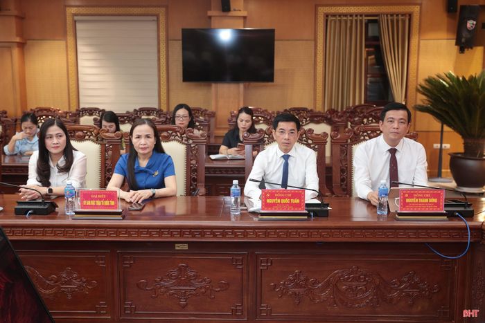 Đồng chí Nguyễn Thành Đồng – Ủy viên BTV Tỉnh ủy, Bí thư Đảng ủy, Chủ tịch Ủy ban MTTQ tỉnh và đồng chí Nguyễn Quốc Tuấn – Bí thư Đảng ủy, Giám đốc Sở Tư pháp cùng các đại biểu dự lễ ký kết.