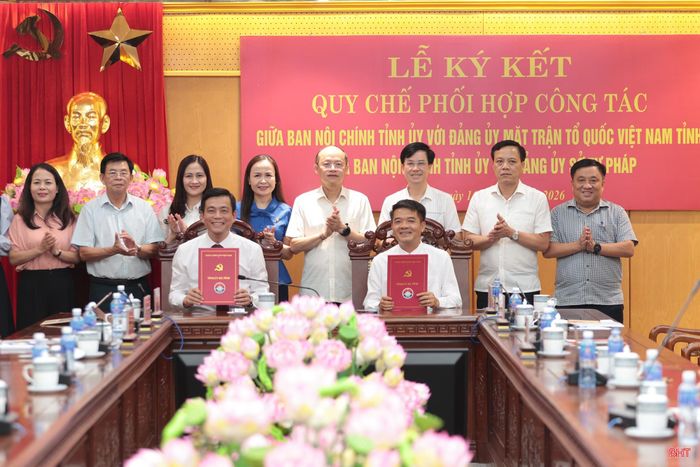Đồng chí Nguyễn Hồng Lĩnh – Phó Bí thư Thường trực Tỉnh ủy, Chủ tịch HĐND tỉnh cùng các đại biểu chứng kiến ký kết quy chế phối hợp giữa Ban Nội chính Tỉnh ủy với Đảng ủy Ủy ban MTTQ tỉnh.