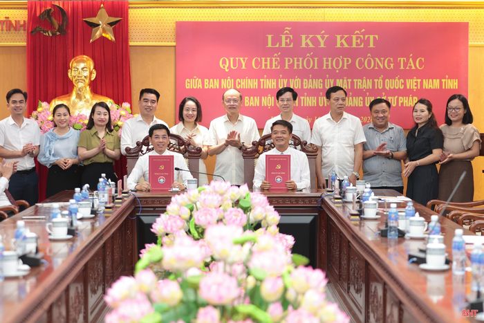 Đồng chí Nguyễn Hồng Lĩnh – Phó Bí thư Thường trực Tỉnh ủy, Chủ tịch HĐND tỉnh cùng các đại biểu chứng kiến ký kết quy chế phối hợp giữa Ban Nội chính Tỉnh ủy với Đảng ủy Sở Tư pháp.