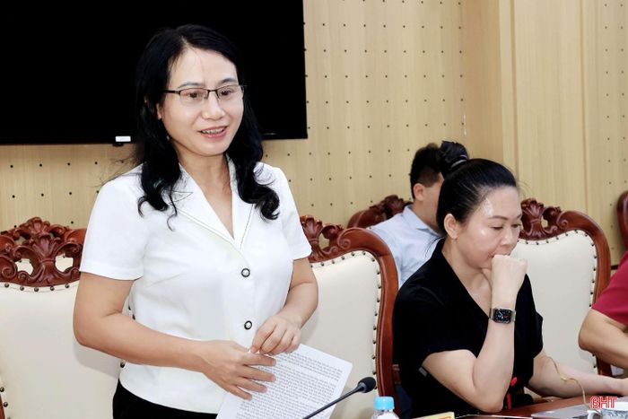 Đồng chí Nguyễn Thị Nhuần - Trưởng ban Pháp chế HĐND tỉnh phát biểu tại hội nghị.