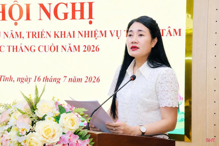 Đồng chí Nguyễn Thị Việt Hà - Phó Bí thư Đảng ủy, Phó Chủ tịch HĐND tỉnh trình bày báo cáo tại hội nghị.