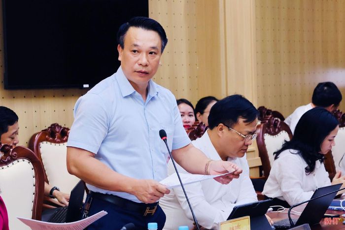 Đồng chí Nguyễn Huy Hùng - Chánh Văn phòng Đoàn ĐBQH và HĐND tỉnh phát biểu tại hội nghị.