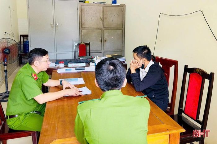 Công an xã Đức Thọ đang lấy lời khai của đối tượng