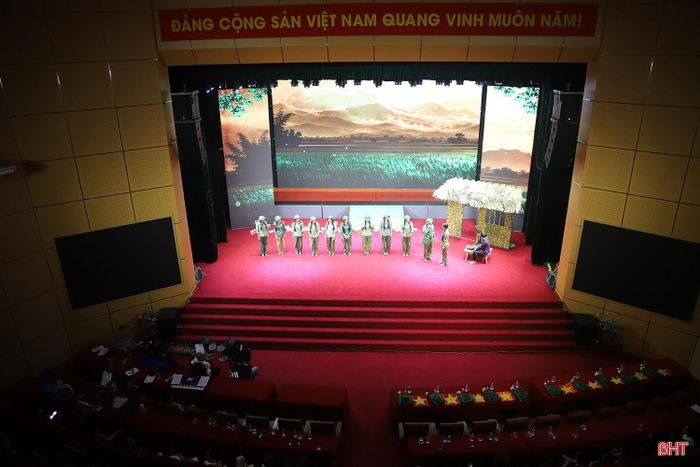 Tác phẩm do Sở VH-TT&DL Hà Tĩnh chỉ đạo nội dung, NSƯT Ngọc Cẩm chỉ đạo nghệ thuật và được biểu diễn bởi các nghệ sĩ, diễn viên của Nhà hát Nghệ thuật truyền thống Hà Tĩnh.