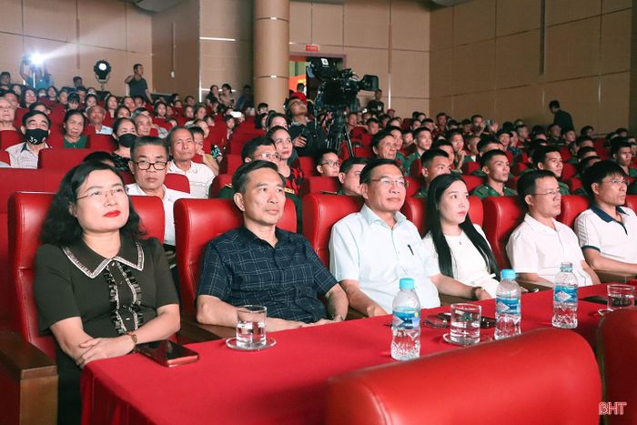 Đại biểu tham dự buổi biểu diễn.
