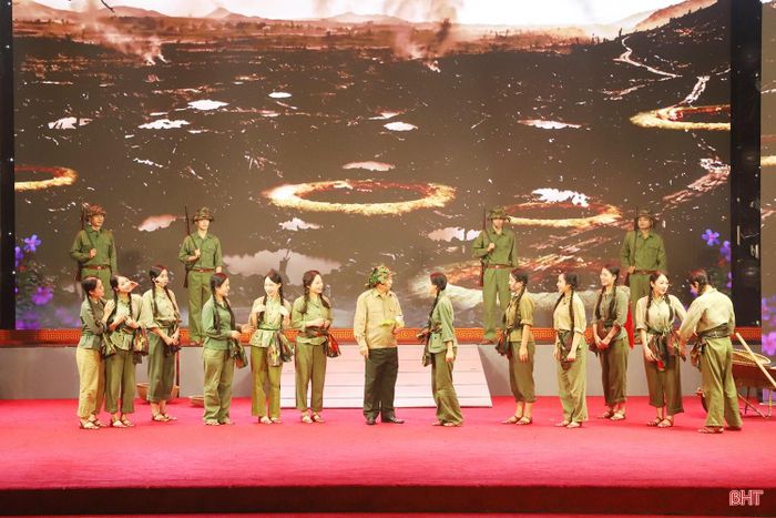 Một trong những chi tiết giàu cảm xúc của vở diễn được lấy cảm hứng từ câu chuyện Đại tướng Võ Nguyên Giáp từng đến thăm Tiểu đội 4 tại Ngã ba Đồng Lộc. Chi tiết chị Võ Thị Hợi mang theo những bông hoa ngọc lan từ quê để chia cho đồng đội với mong muốn "để nhớ mình vẫn là con gái" đã khắc họa sâu sắc vẻ đẹp tâm hồn, sự lạc quan và khát vọng sống của những nữ TNXP giữa khói lửa chiến tranh.
