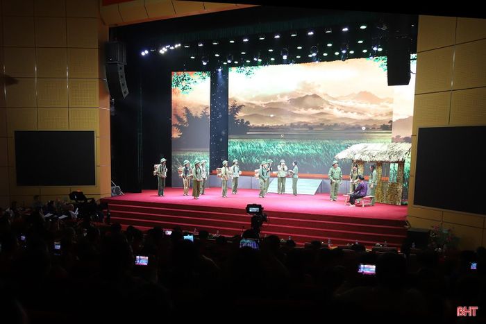 Vở kịch hát dân ca ví, giặm “Khoảng trời con gái” do nhà thơ, nhà báo Nguyễn Sĩ Đại viết kịch bản văn học; NSND Nguyễn An Ninh chuyển thể kịch bản dân ca ví, giặm Nghệ Tĩnh; NSND Lê Hùng đạo diễn, ra mắt năm 2018. Nhân 50 năm Chiến thắng Đồng Lộc (năm 2018), vở kịch hát đã được công diễn tại Khu Di tích Ngã ba Đồng Lộc, gây xúc động và tiếng vang lớn trong công chúng. Năm nay, nhân kỷ niệm 79 năm Ngày Thương binh - Liệt sĩ và 58 năm Chiến thắng Đồng Lộc, vở kịch hát được phục dựng với nhiều điểm mới để tiếp tục giới thiệu tới khán giả.