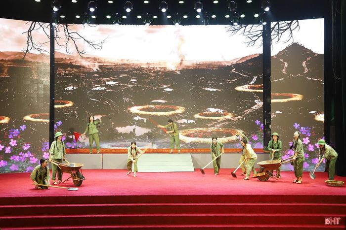 Vở kịch hát đã khắc họa cuộc chiến tranh khốc liệt, sự chiến đấu và sự hy sinh anh dũng của 10 nữ TNXP thuộc Tiểu đội 4, Đại đội 552 (Tổng đội 55 TNXP Hà Tĩnh) tại Ngã ba Ðồng Lộc.
