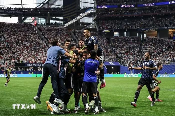 Niềm vui của các cầu thủ Argentina với tấm vé vào chung kết World Cup 2026. (Ảnh: AFP/TTXVN)