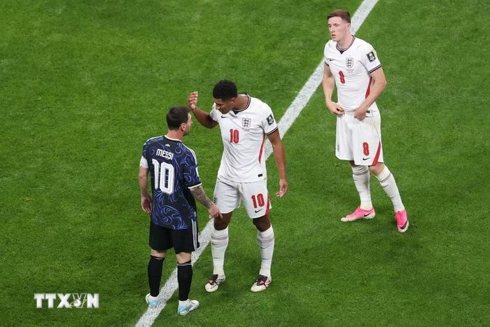 Bellingham và Messi đã có tranh cãi sau tình huống va chạm. (Ảnh: AFP/TTXVN)