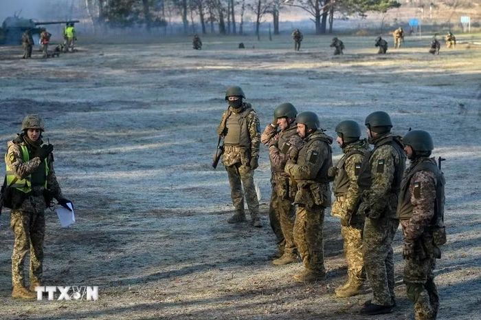 Binh sỹ Ukraine tham gia một buổi huấn luyện ở ngoại ô Kiev. (Ảnh: AFP/TTXVN)