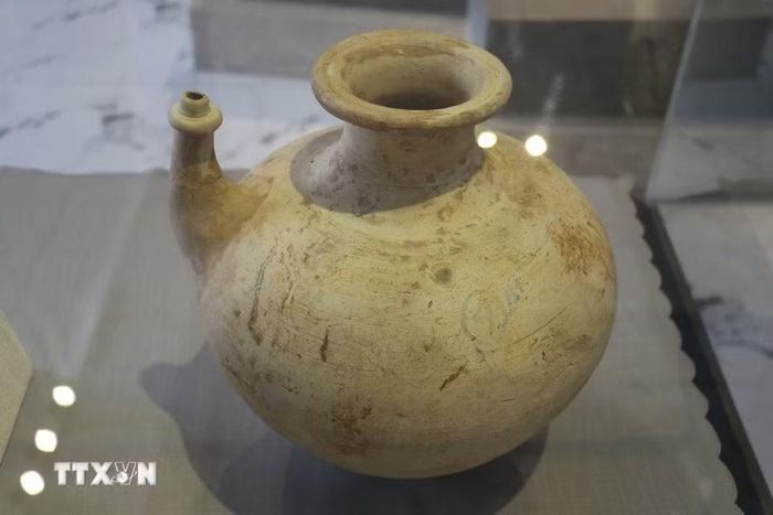 Bình Kendi tại Nhà trưng bày Văn hóa Óc Eo, tỉnh An Giang. (Ảnh: Hồng Nhung/TTXVN)