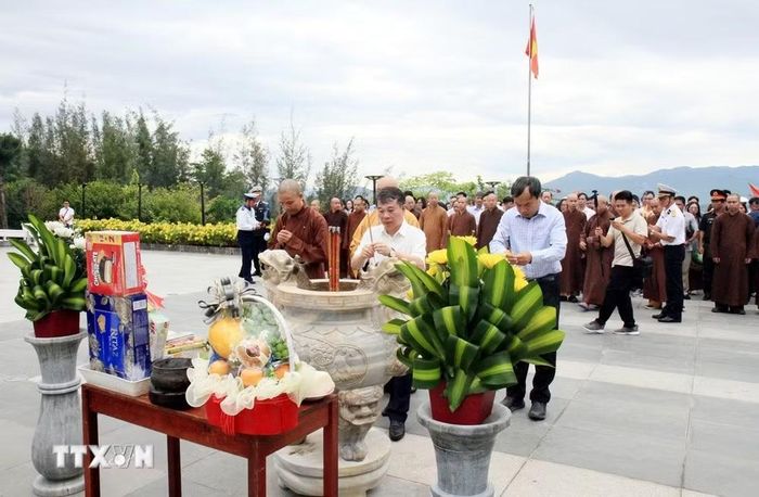 Đoàn công tác dâng hương tại Khu tưởng niệm Chiến sỹ Gạc Ma. (Ảnh: Thái Thuần/TTXVN)