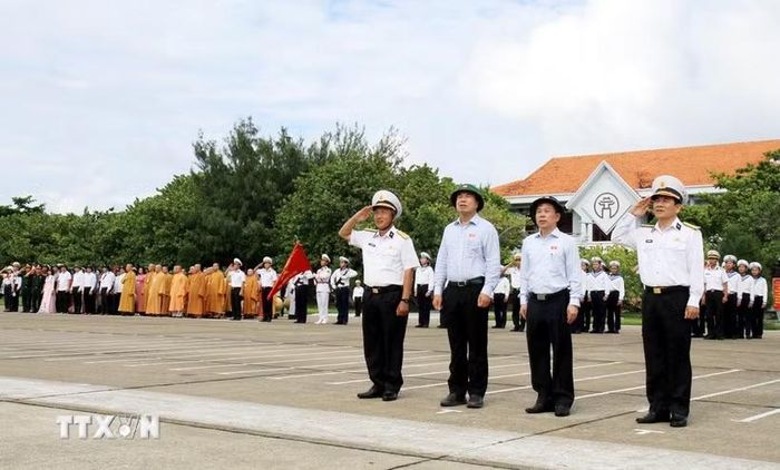 Đoàn công tác thực hiện nghi lễ chào cờ trên đảo Trường Sa. (Ảnh: Thái Thuần/TTXVN)