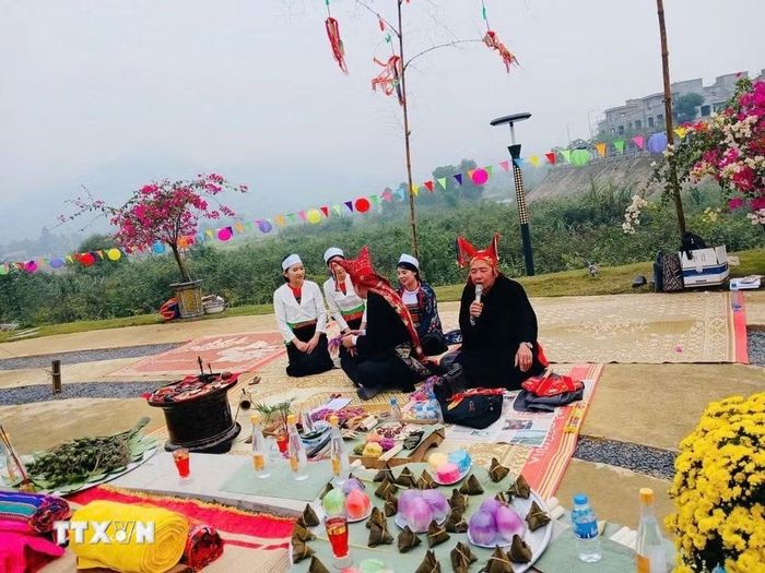 Nghi lễ Mo mát nhà cho khu đô thị mới và buộc chỉ may cổ tay may mắn trong sự kiện "Xứ Mường kỷ nguyên hội nhập" tại Khu dự án bất động sản Mường Center, phường Kỳ Sơn, tỉnh Phú Thọ. (Ảnh: Vũ Hà/TTXVN)