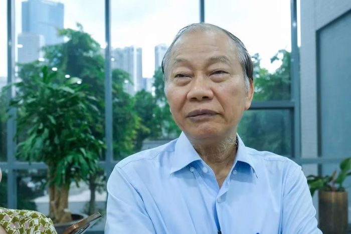 Ông Hoàng Quang Phòng, Phó Chủ tịch Liên đoàn Thương mại và Công nghiệp Việt Nam trao đổi với phóng viên trước phiên họp. (Ảnh: PV/Vietnam+)