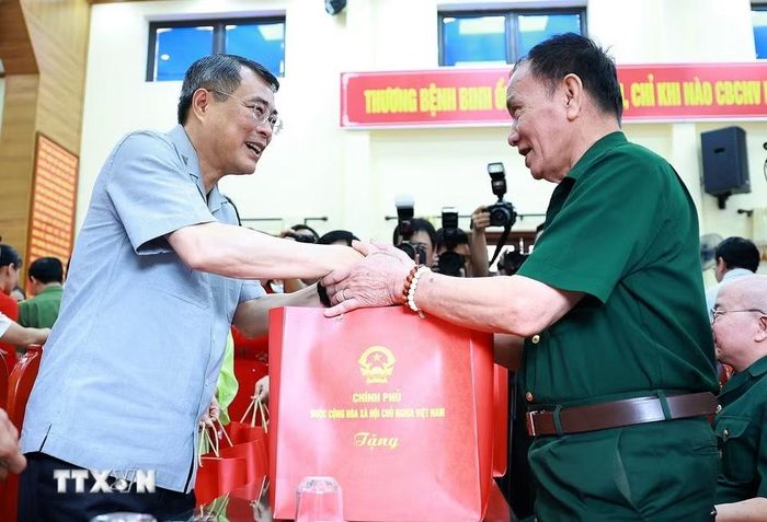 Thủ tướng Lê Minh Hưng tặng quà thương binh, bệnh binh đang điều trị tại Trung tâm Điều dưỡng thương binh Kim Bảng, tỉnh Ninh Bình. (Ảnh: Dương Giang/TTXVN)