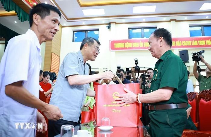 Thủ tướng Lê Minh Hưng tặng quà thương binh, bệnh binh đang điều trị tại Trung tâm Điều dưỡng thương binh Kim Bảng, tỉnh Ninh Bình. (Ảnh: Dương Giang/TTXVN)