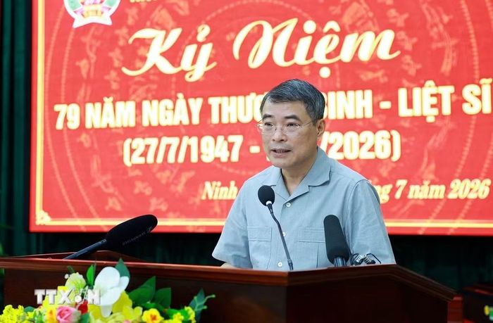 Thủ tướng Lê Minh Hưng phát biểu tri ân, động viên các thương binh, bệnh binh đang điều trị tại Trung tâm Điều dưỡng thương binh Kim Bảng, tỉnh Ninh Bình. (Ảnh: Dương Giang/TTXVN)