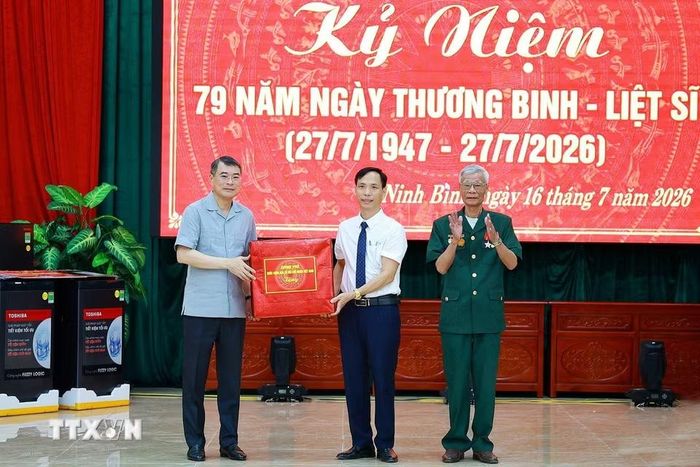 Thủ tướng Lê Minh Hưng tặng quà cho đại diện các thương binh, bệnh binh và Trung tâm Điều dưỡng thương binh Kim Bảng, tỉnh Ninh Bình. (Ảnh: Dương Giang/TTXVN)