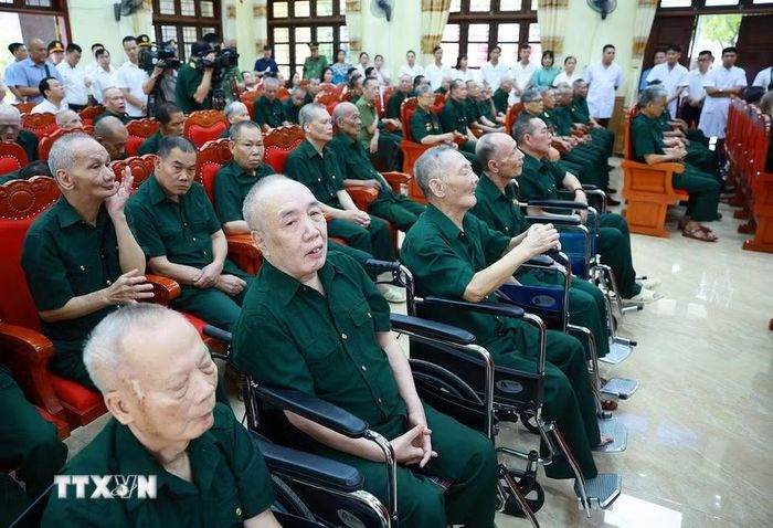 Các thương binh, bệnh binh đang điều trị tại Trung tâm Điều dưỡng thương binh Kim Bảng tham dự cuộc gặp gỡ Thủ tướng Lê Minh Hưng. (Ảnh: Dương Giang/TTXVN)