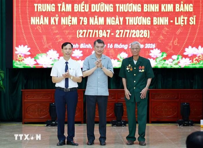 Thủ tướng Lê Minh Hưng với đại diện thương binh, bệnh binh và Trung tâm Điều dưỡng thương binh Kim Bảng, tỉnh Ninh Bình. (Ảnh: Dương Giang/TTXVN)