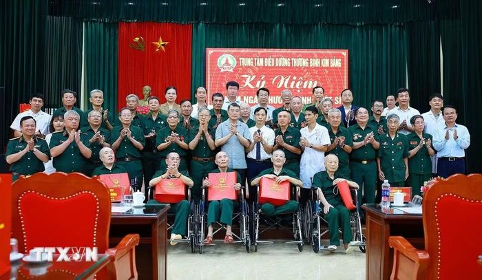 Thủ tướng Lê Minh Hưng với các thương binh, bệnh binh và cán bộ, nhân viên Trung tâm Điều dưỡng thương binh Kim Bảng, tỉnh Ninh Bình. (Ảnh: Dương Giang/TTXVN)