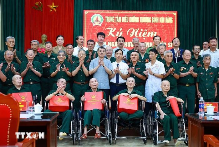 Thủ tướng Lê Minh Hưng với các thương binh, bệnh binh và cán bộ, nhân viên Trung tâm Điều dưỡng thương binh Kim Bảng, tỉnh Ninh Bình. (Ảnh: Dương Giang/TTXVN)