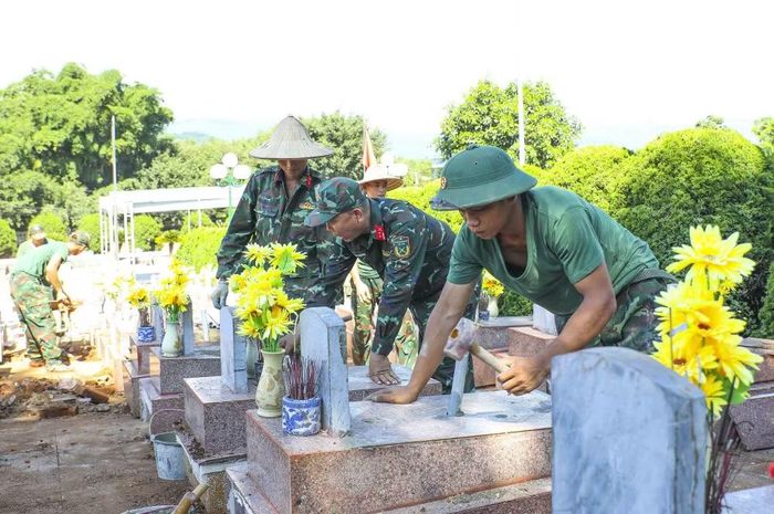 Chiến sỹ Bộ Chỉ huy Quân sự tỉnh Điện Biên tỉ mỉ hoàn thiện công đoạn trát vữa, cố định các hạng mục phần mộ sau khi lấy mẫu sinh phẩm xác định danh tính hài cốt liệt sỹ. (Ảnh: Xuân Tư/TTXVN)