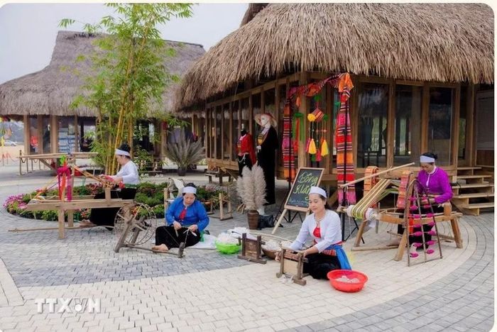 Tái hiện làng nghề dệt vải truyền thống gắn với trang phục của đồng bào Mường trong hoạt động quảng bá dân tộc tại tỉnh Phú Thọ. (Ảnh: Vũ Hà/TTXVN)