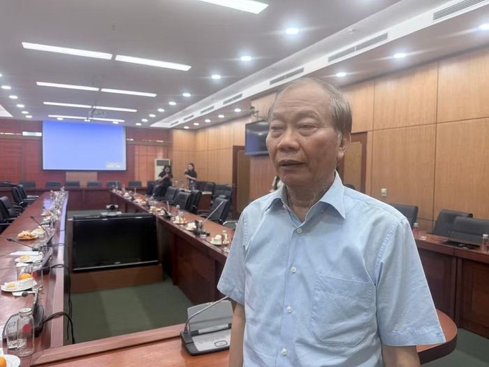 Ông Hoàng Quang Phòng, Phó Chủ tịch Liên đoàn Thương mại và Công nghiệp Việt Nam (VCCI) trao đổi về kết quả họp. (Ảnh: PV/Vietnam+)