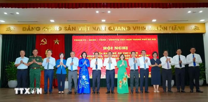 Lãnh đạo thành phố Hà Nội cùng đại diện các sở, ban, ngành và 2 xã Phúc Thịnh, Thư Lâm tại Hội nghị. (Ảnh: Trung Nguyên/TTXVN)