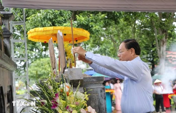 Bí thư Tỉnh ủy Lai Châu Lê Minh Ngân thắp hương tại Nghĩa trang Liệt sỹ tỉnh Lai Châu. (Ảnh: Nguyễn Oanh/TTXVN)