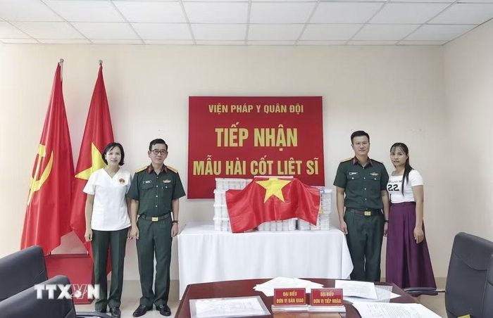 Viện pháp y Quân đội, Bộ Quốc phòng tiếp nhận mẫu hài cốt liệt sỹ do tỉnh Điện Biên bàn giao. (Ảnh: TTXVN phát)