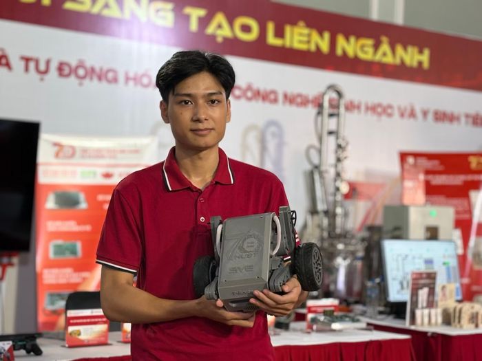 Sinh viên Đại học Bách khoa với sản phẩm chế tạo robot. (Ảnh: Phạm Mai/Vietnam+)