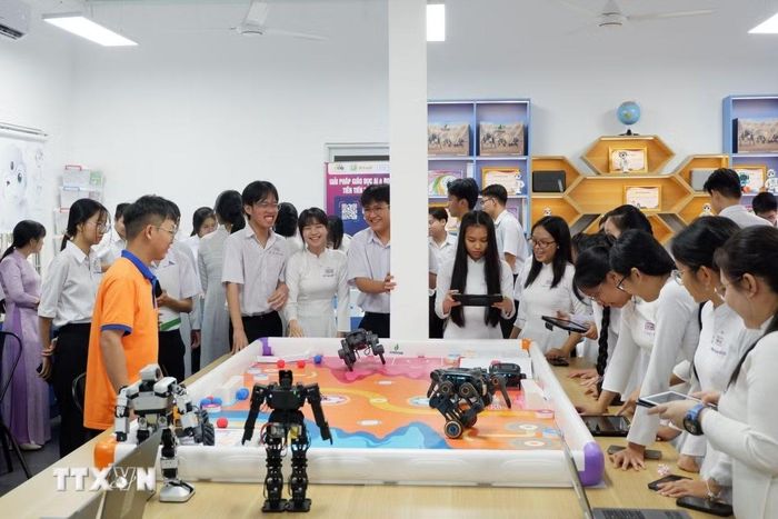 Phòng thực hành giáo dục STEM tạo điều kiện quan trọng để nhà trường đẩy mạnh giáo dục hướng nghiệp, chuyển đổi số và phát triển năng lực học sinh Tây Ninh. (Ảnh: Đức Hạnh/TTXVN)