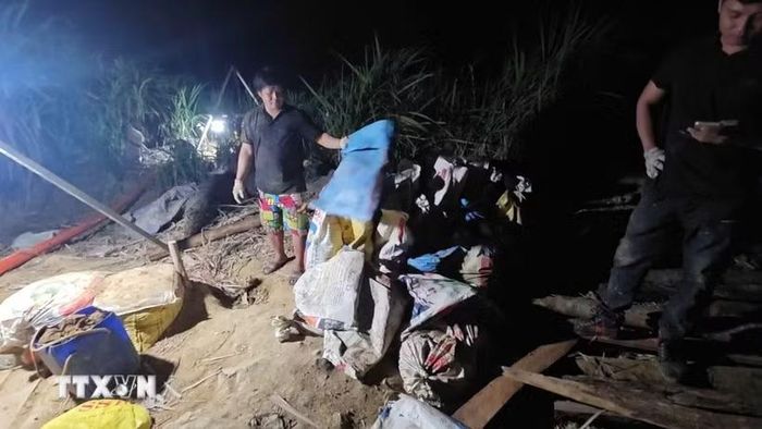 Lực lượng kiểm tra điểm khai thác vàng trái phép xã Sông Hinh. (Ảnh: TTXVN phát)