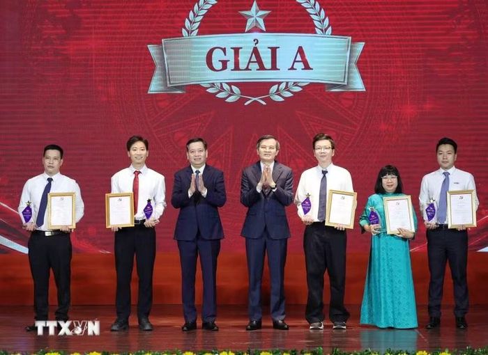 Các tác giả, nhóm tác giả nhận giải A. (Ảnh: Phương Hoa/TTXVN)