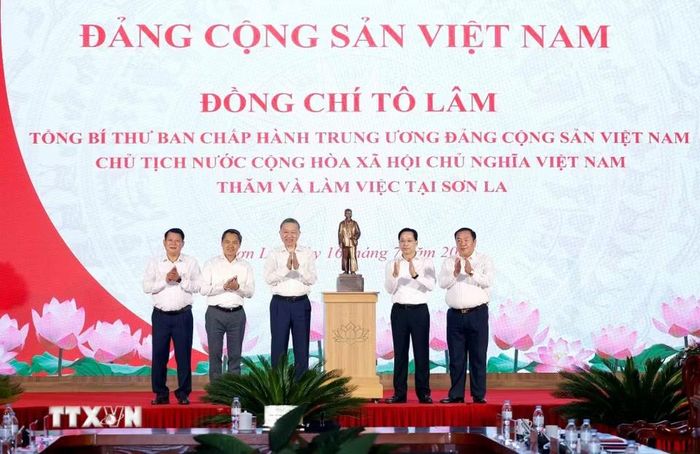 Tổng Bí thư, Chủ tịch nước Tô Lâm trao tặng bức tượng Chủ tịch Hồ Chí Minh cho Đảng bộ, chính quyền và nhân dân tỉnh Sơn La. (Ảnh: Thống Nhất/TTXVN)